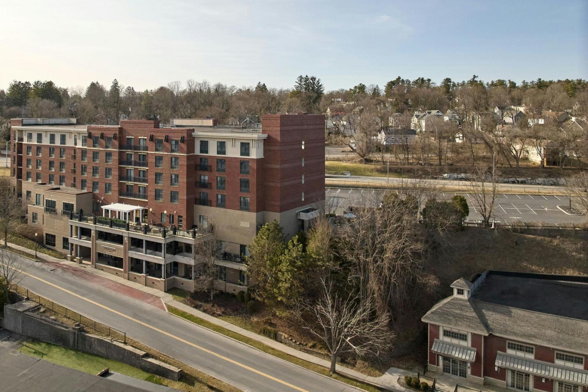 Courtyard By Marriott Saratoga Springs Hotel Exterior photo